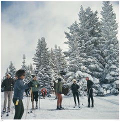 Ski à Vail 1964 - Slim Aarons estampillé par la succession