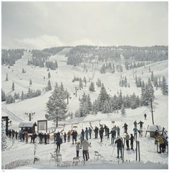 Ski à Vail 1964 - Slim Aarons estampillé par la succession
