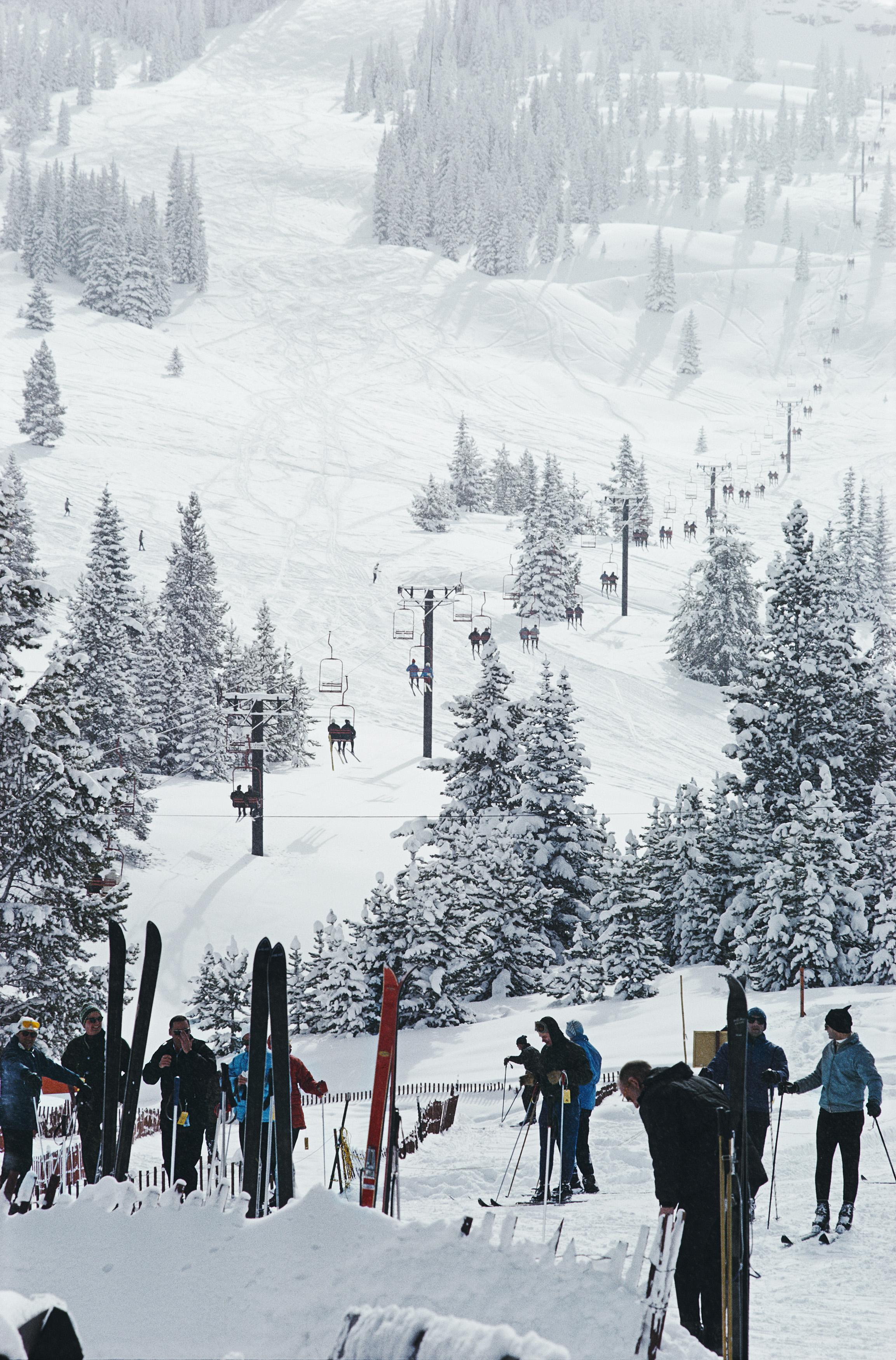 Slim Aarons Color Photograph – Skifahren in Vail, Nachlass-Ausgabe