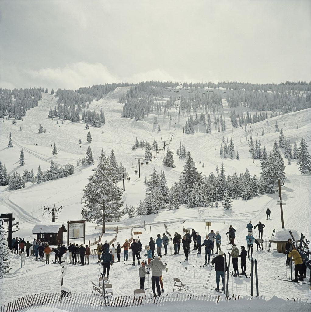 Slim Aarons Landscape Photograph - Skiing In Vail II