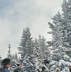 Esquiando en Vail, 1964 - Fotografía de deportes de invierno en una estación de esquí de Colorado