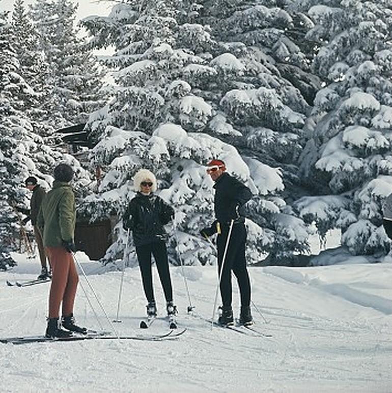Skifahren in Vail von Slim Aarons im Angebot 2