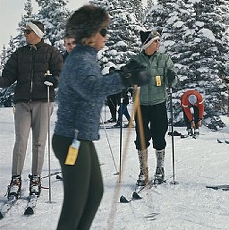 Skifahren in Vail von Slim Aarons im Angebot 3