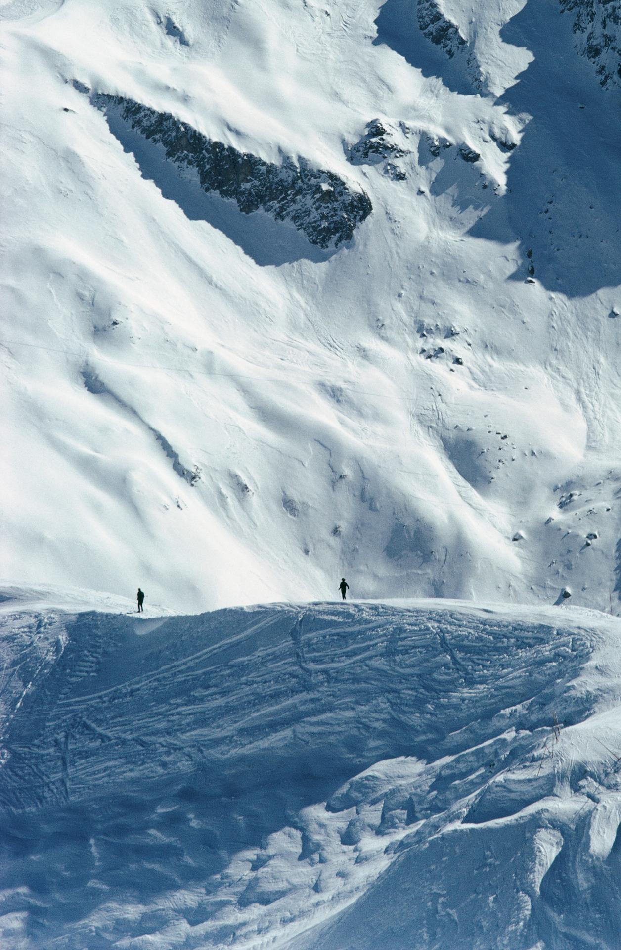 Skifahren in Vermont, USA, Nachlassausgabe, Winterlandschaftsfotografie – Photograph von Slim Aarons