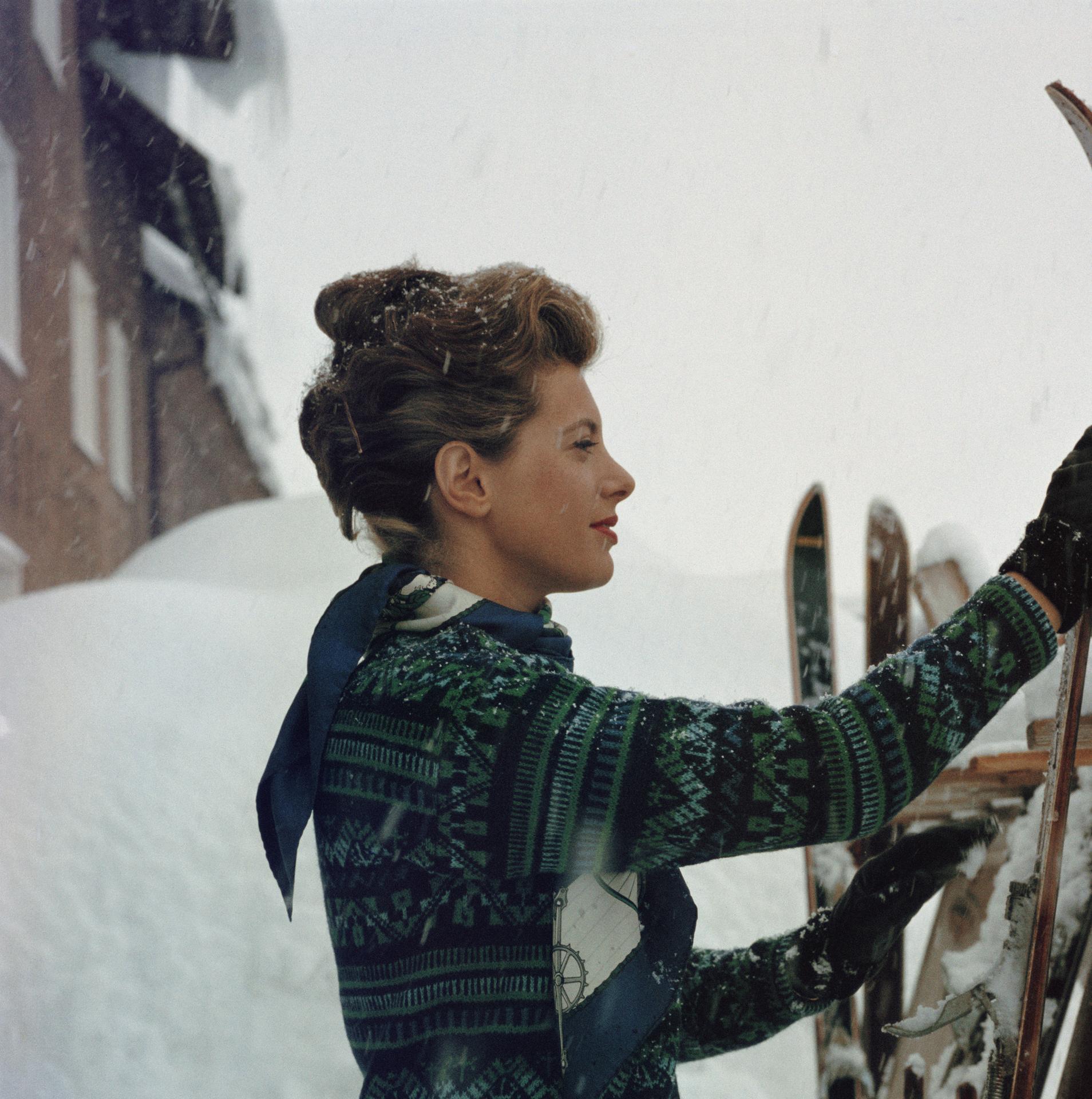 Skifahrende Prinzessin, Österreich, Nachlassausgabe, Porträtfotografie (Grau), Color Photograph, von Slim Aarons