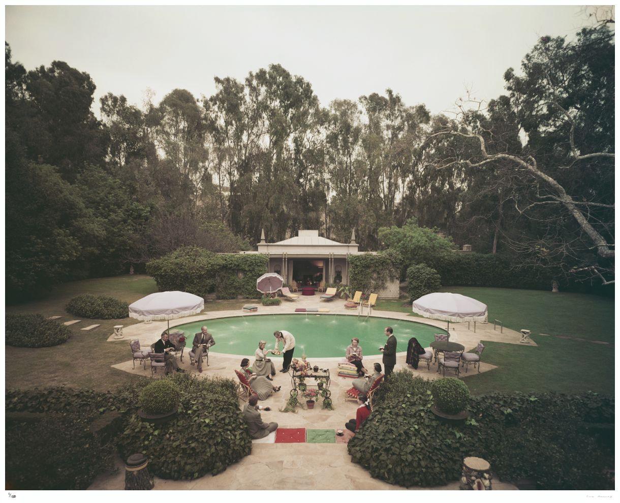 La cameriera che scia 1960 - Edizione timbrata dalla casa editrice Slim Aarons in vendita 7