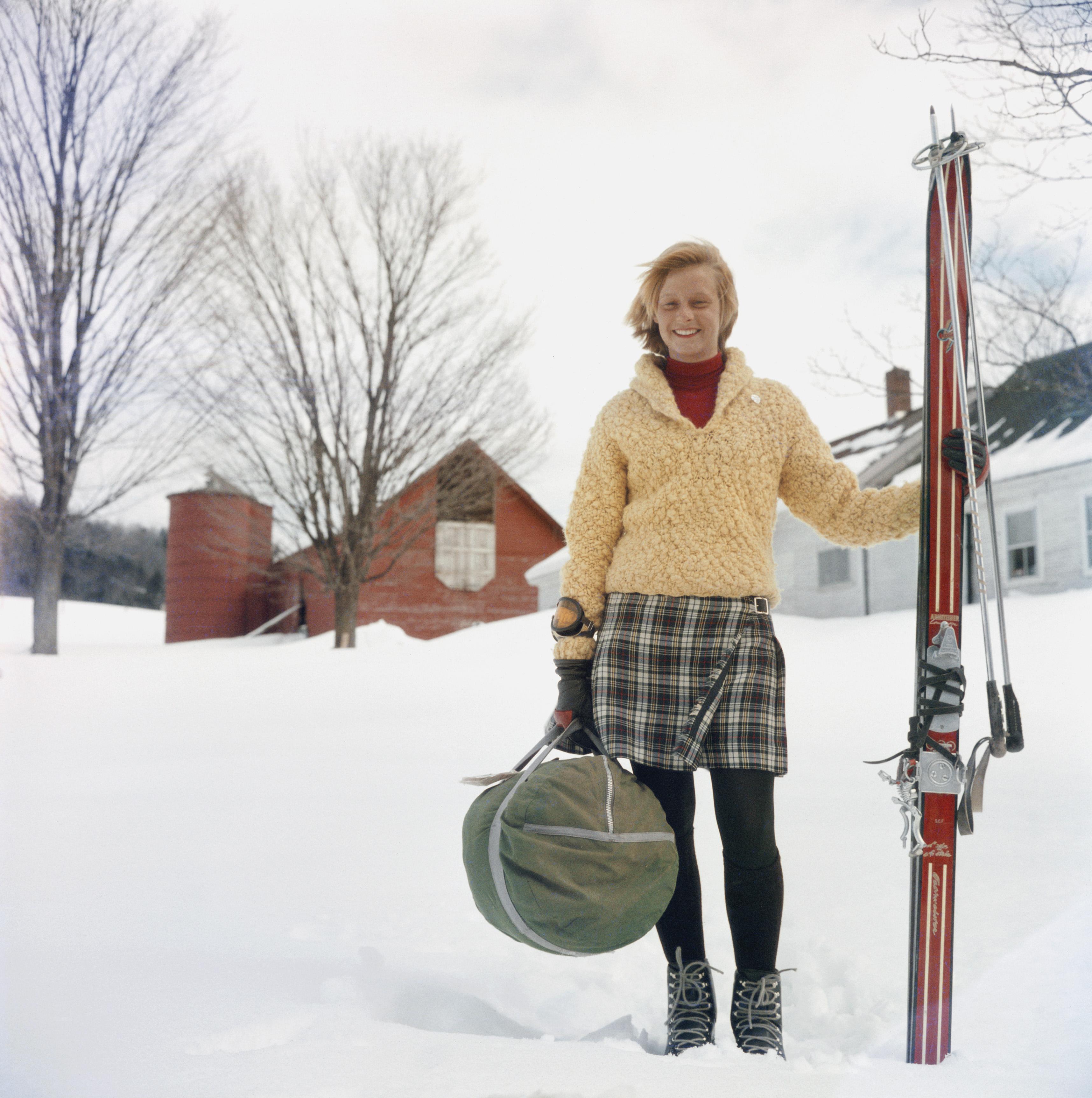 Slim Aarons Color Photograph – Skifahrende Waitress, Nachlass-Ausgabe