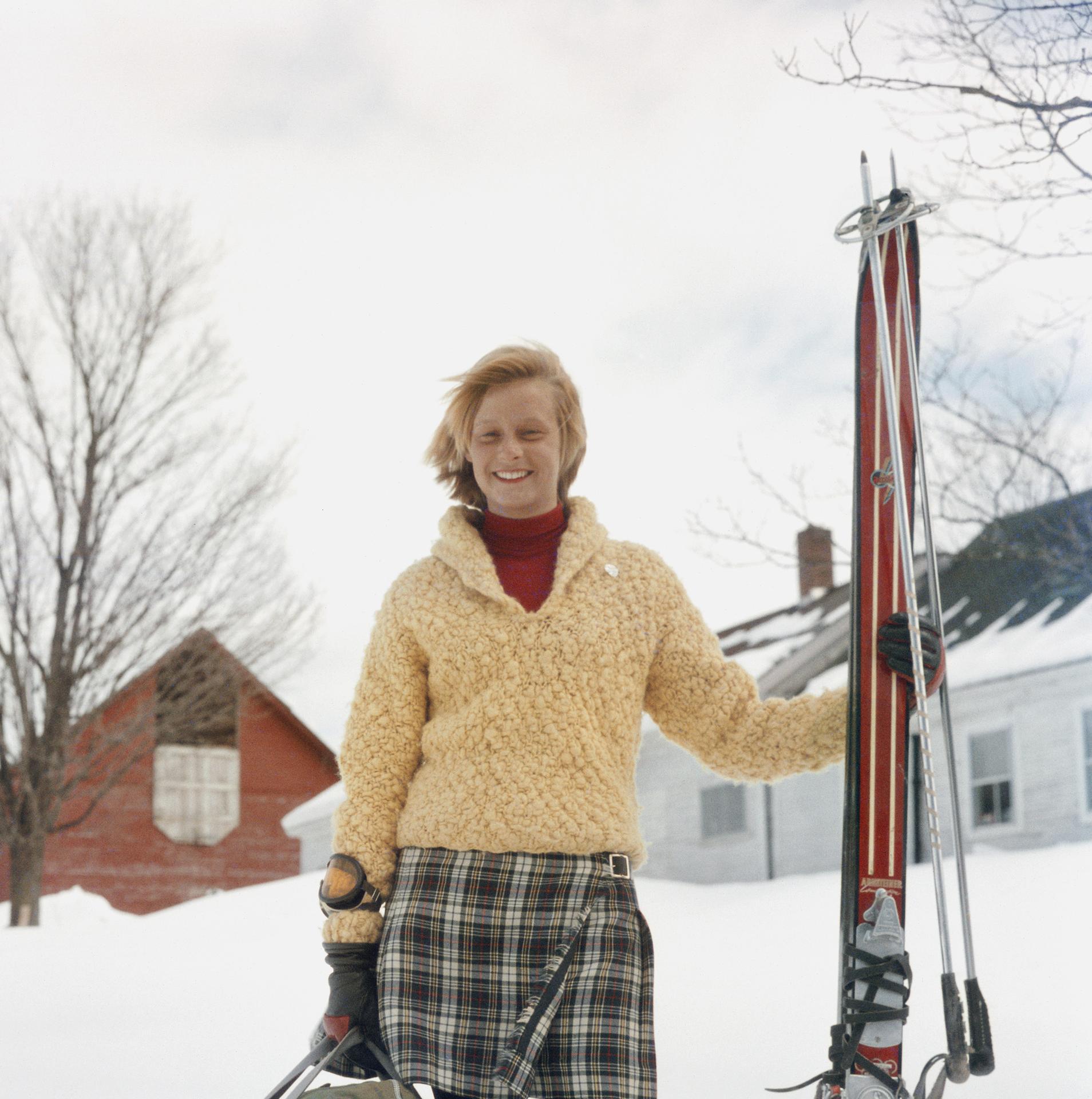 Cameriera che scia, Vermont, Estate Edition, Ritratto fotografico - Color Photograph Grigio di Slim Aarons