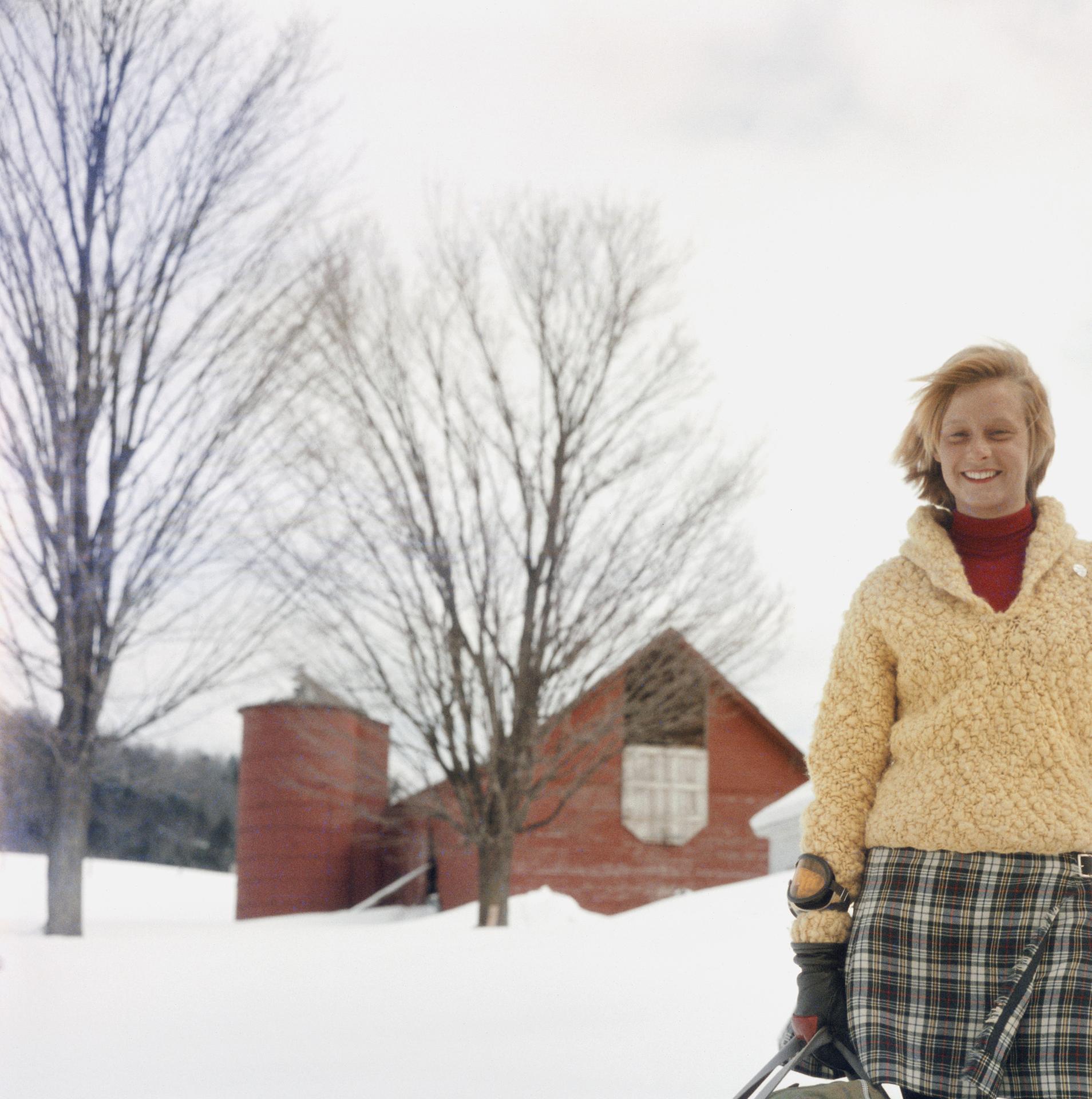Questo ritratto della fine degli anni '60, scattato dal fotografo di società Slim Aarons, ritrae la sciatrice Alice Clement, cameriera e lavapiatti a Stowe, nel Vermont, che quando non è sulle piste porta gli sci per andare a correre.

Si tratta di