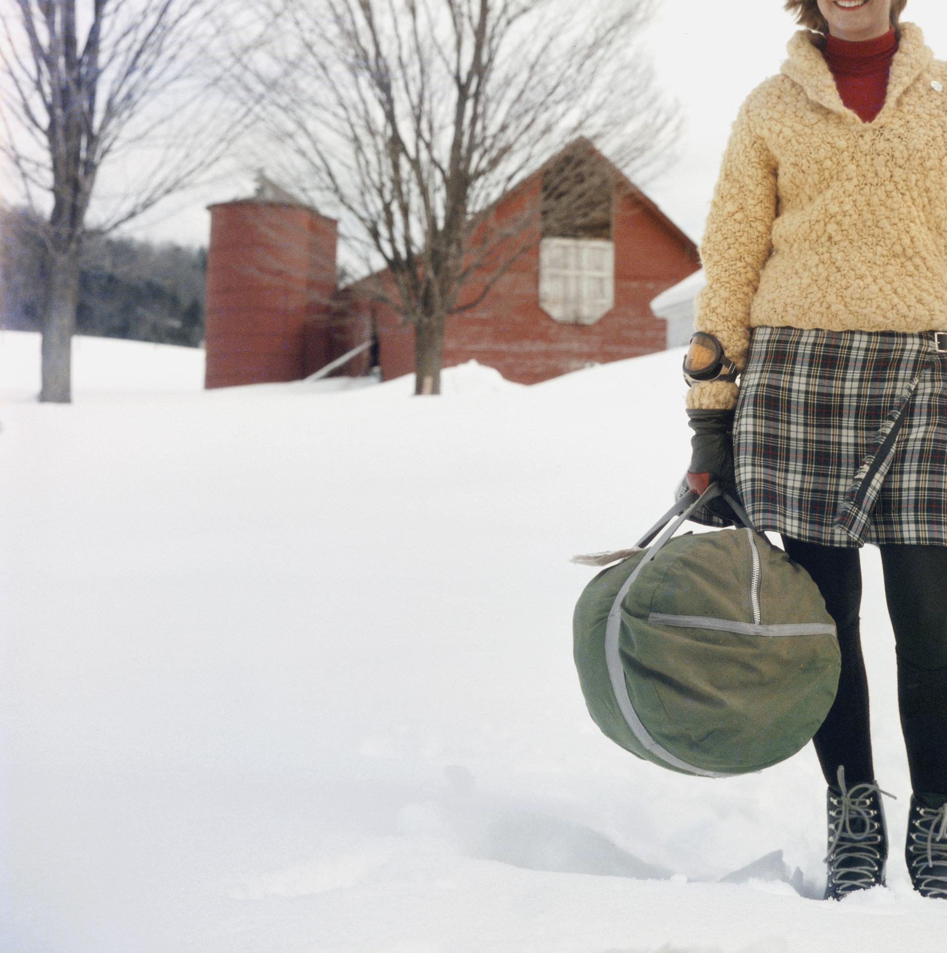 Skifahrende Waitress, Vermont, Nachlassausgabe, Porträtfotografie im Angebot 1