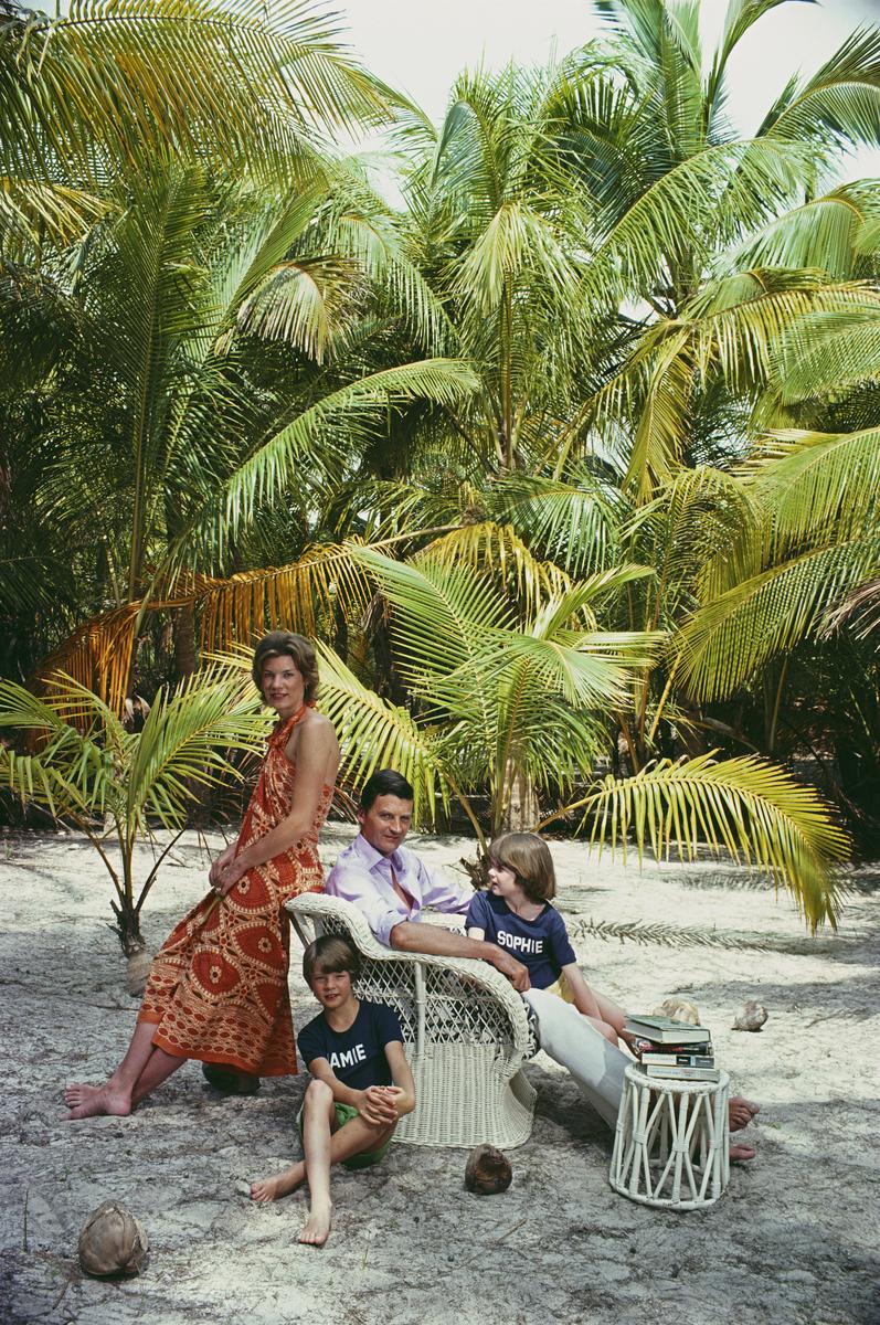 Abercorns auf Windermere".

James und Alexandra Hamilton, der 5. Herzog und die Herzogin von Abercorn, machen Urlaub auf der Insel Windermere auf den Bahamas mit ihren Kindern Sophia und James, April 1980. 

40 x 30" Zoll / 101 x 76 cm Papierformat