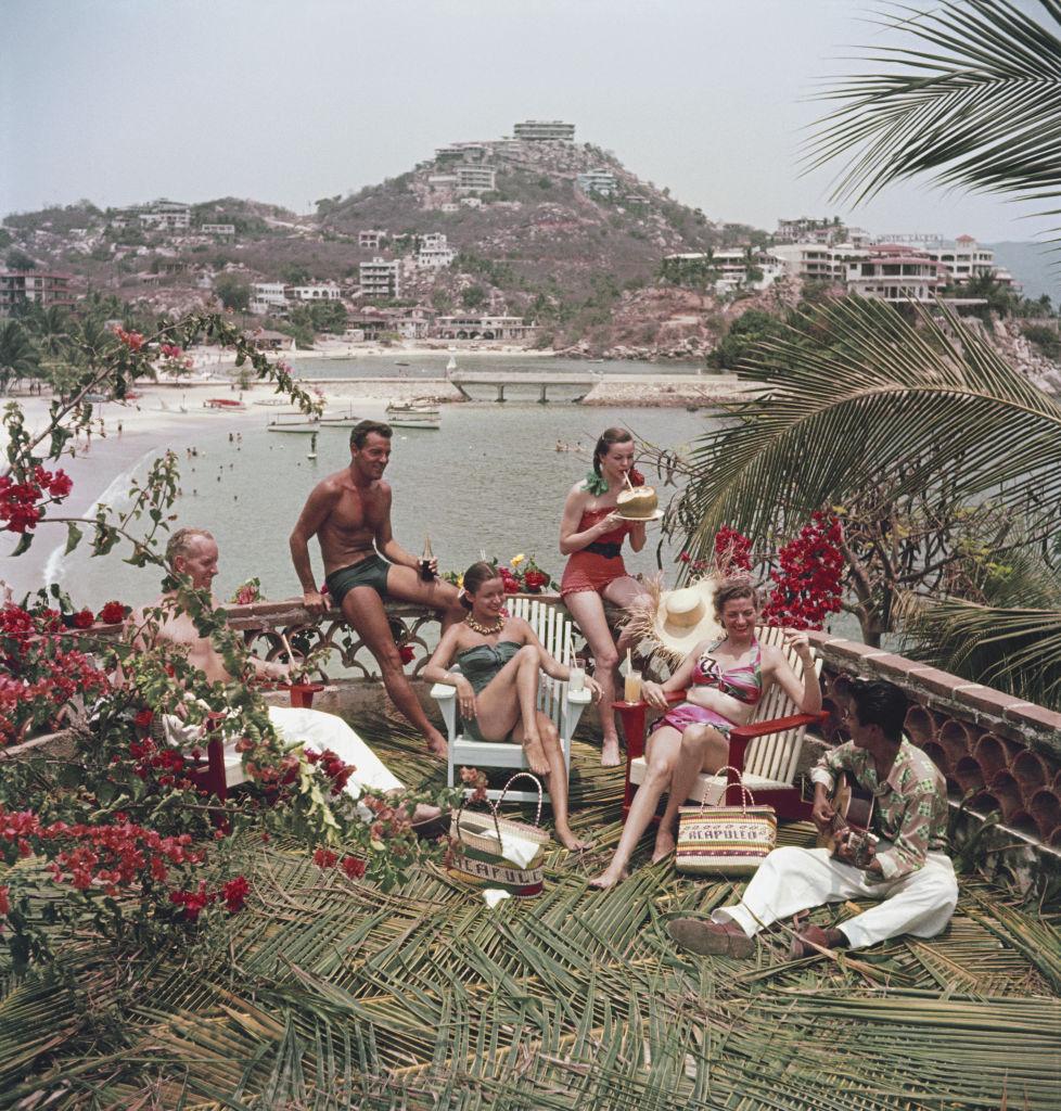 Slim Aarons Color Photograph – Acapulco Afternoon, Nachlass-Ausgabe