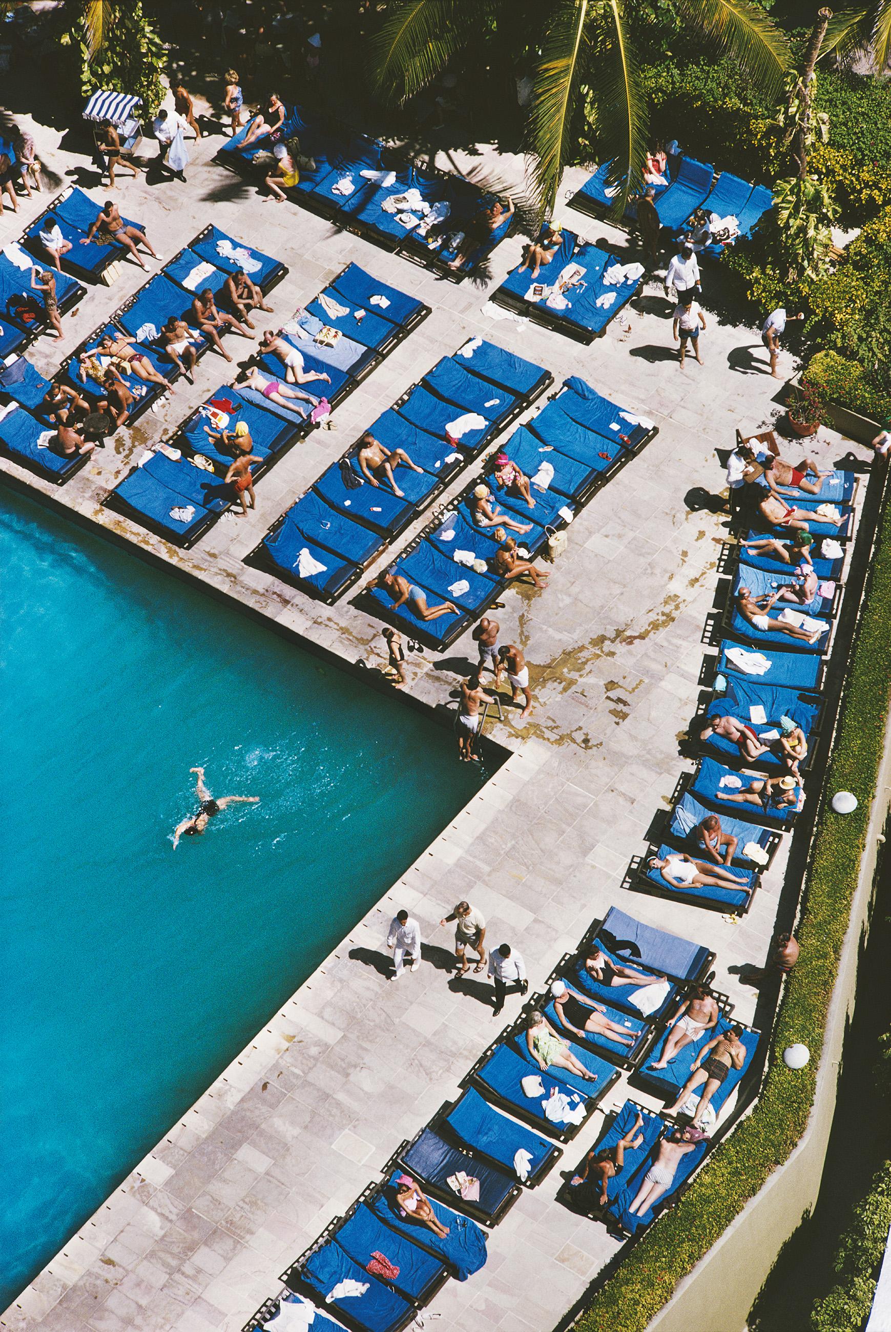 Acapulco Urlaub
1966
Chromogener Lambda-Druck
Nachlassauflage von 150 Stück
Liegestühle an einem Swimmingpool in Acapulco, Februar 1966. (Foto: Slim Aarons/Hulton Archive/Getty Images)

Nachlassgestempelte und handnummerierte Auflage von 150 Stück