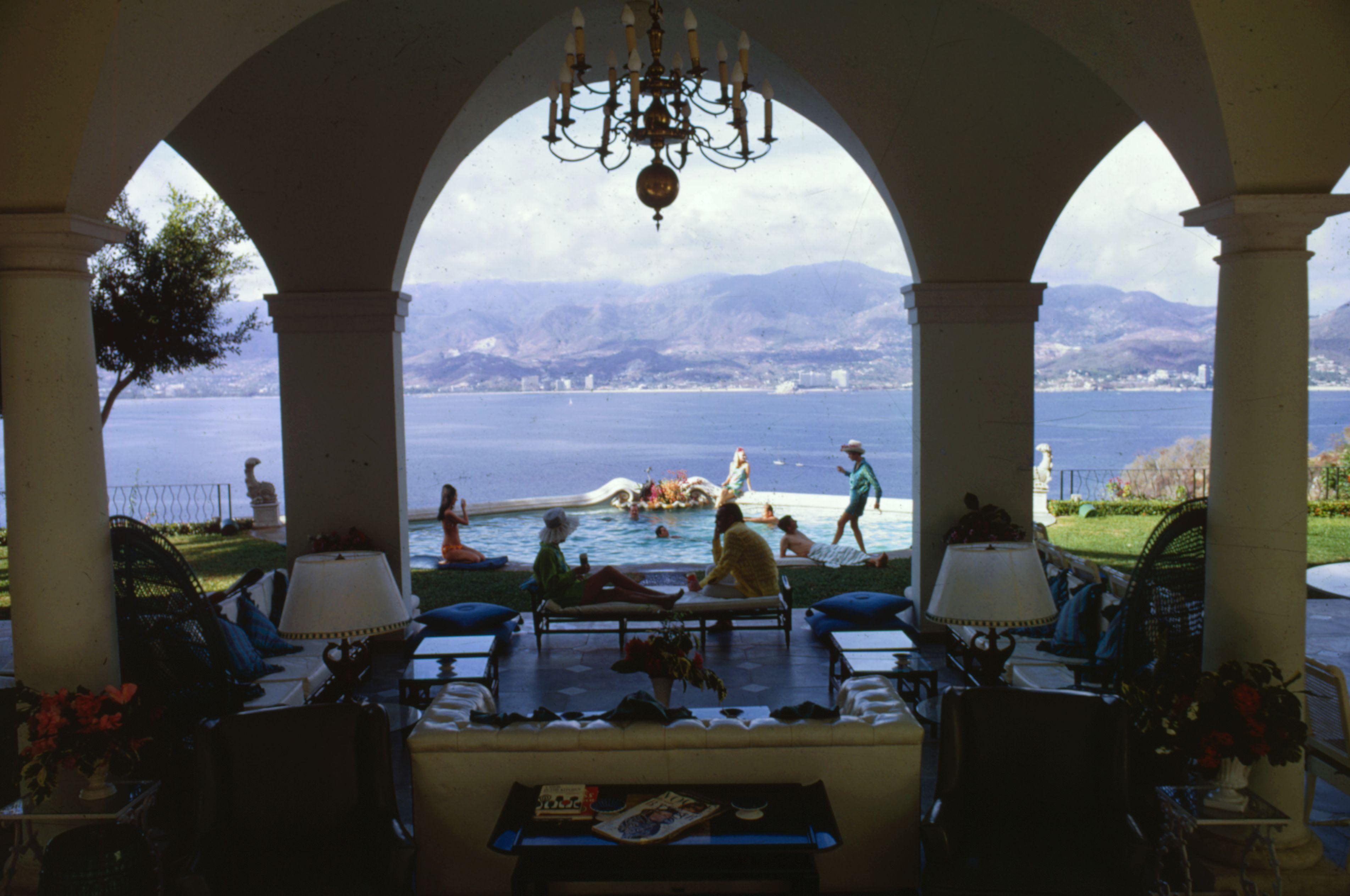 Acapulco Villa' 1968 Slim Aarons Limited Estate Edition Druck 
Las Brisas, das Haus von Eustaquio Escandon in Acapulco, Januar 1968. 
Aus 'Eine wunderbare Zeit - Slim Aarons' 
(Foto: Slim Aarons/Getty Images)

Slim Aarons Chromogenic C Druck 
Später