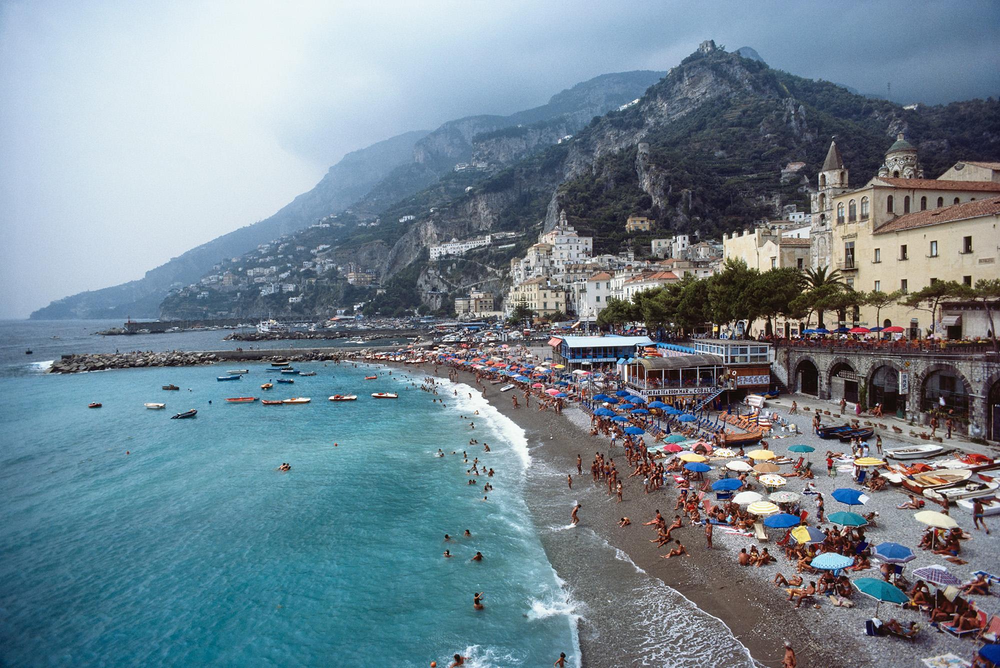 The beach at Amalfi, looking toward the town and cathedral, 1984.

Amalfi, Italy (Marina Grande, 1984)
1984, printed later
C-Type Print

Estate-stamped and hand-numbered in ink on the recto. Edition of 150, pooled across all sizes — not 150 per