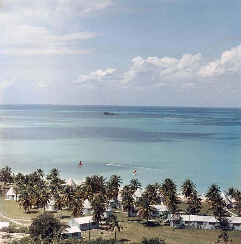 Hotel Anchorage, Antigua, 1960
Chromogener Lambda-Druck
Nachlassauflage von 150 Stück

Blick auf das Anchorage Hotel in der Dickenson Bay, Antigua in den Westindischen Inseln, 1960. Der Hotelkomplex wurde von einem schottischen Ehepaar erbaut, das