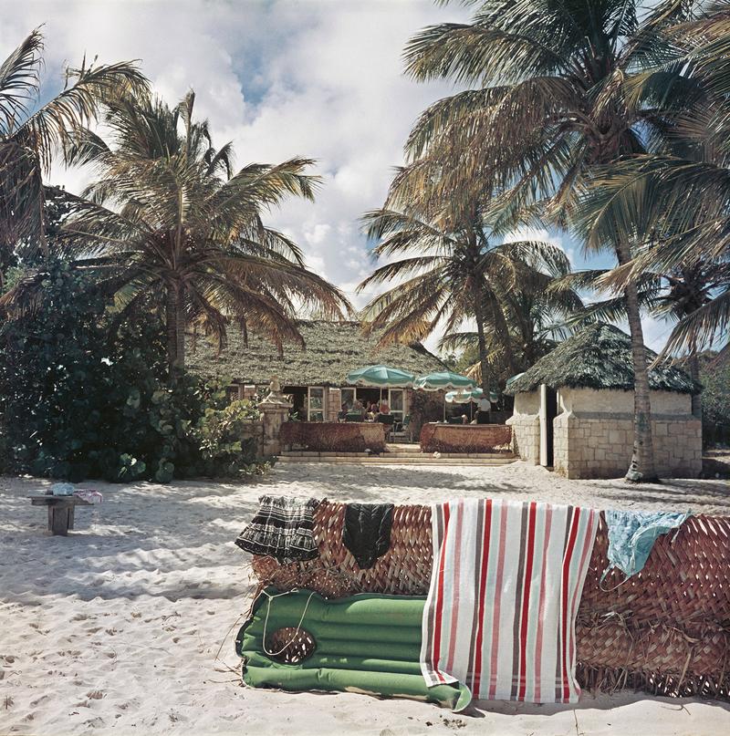 Slim Aarons - Antigua Beach Club - Timbro della proprietà

Il beach club del Mill Reef Club di Antigua, nelle Antille, 1960. (Foto di Slim Aarons)


Questa fotografia incarna lo stile di viaggio e il glamour dei ricchi e famosi dell'epoca,