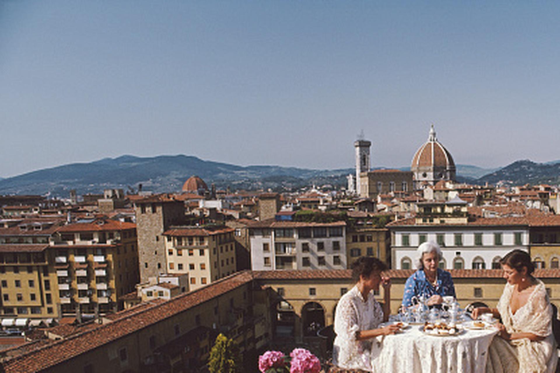 Slim Aarons 'Antonellis Sisters' (Slim Aarons Estate Edition) en vente 3