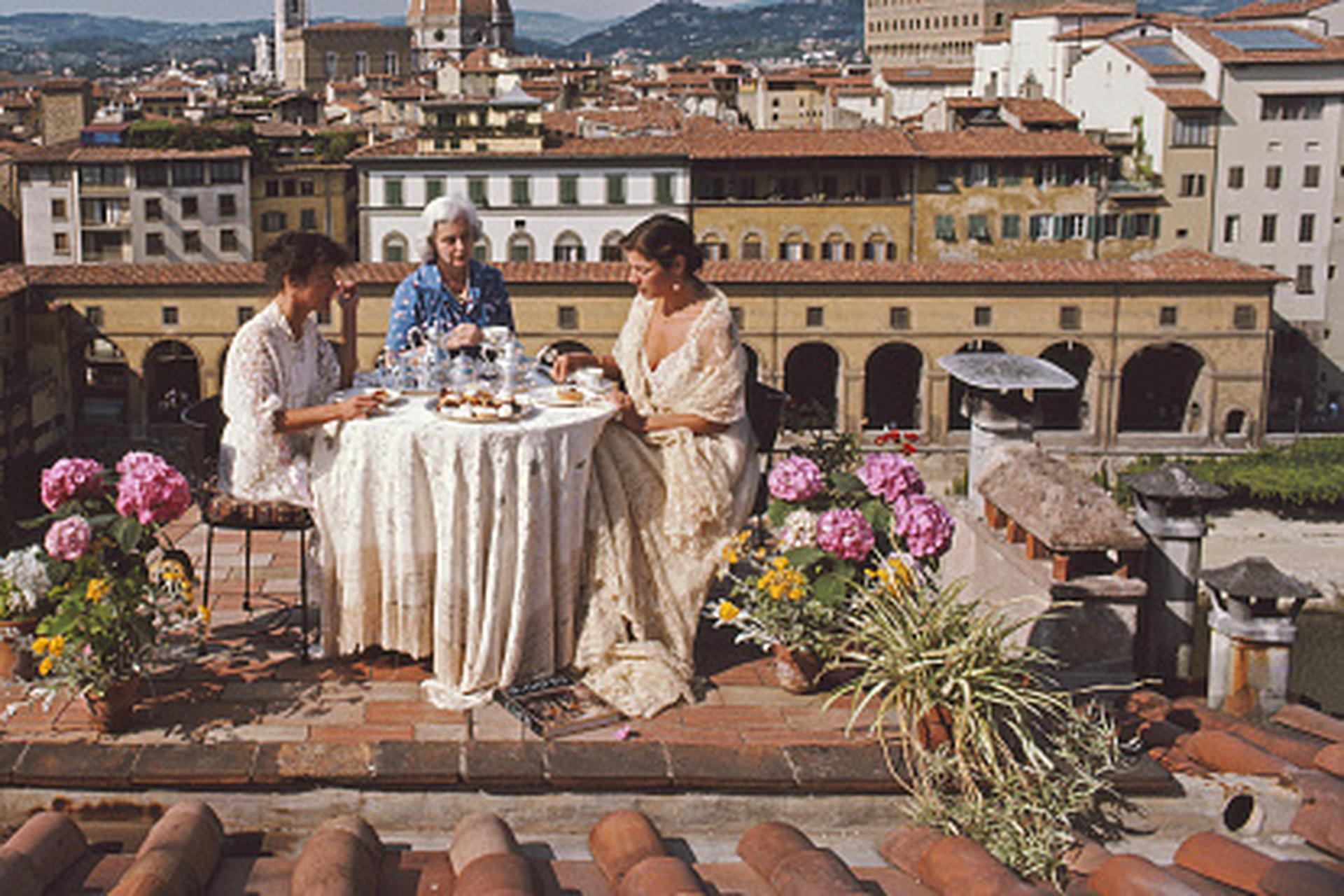 Slim Aarons 'Antonellis Sisters' (Slim Aarons Estate Edition) en vente 5