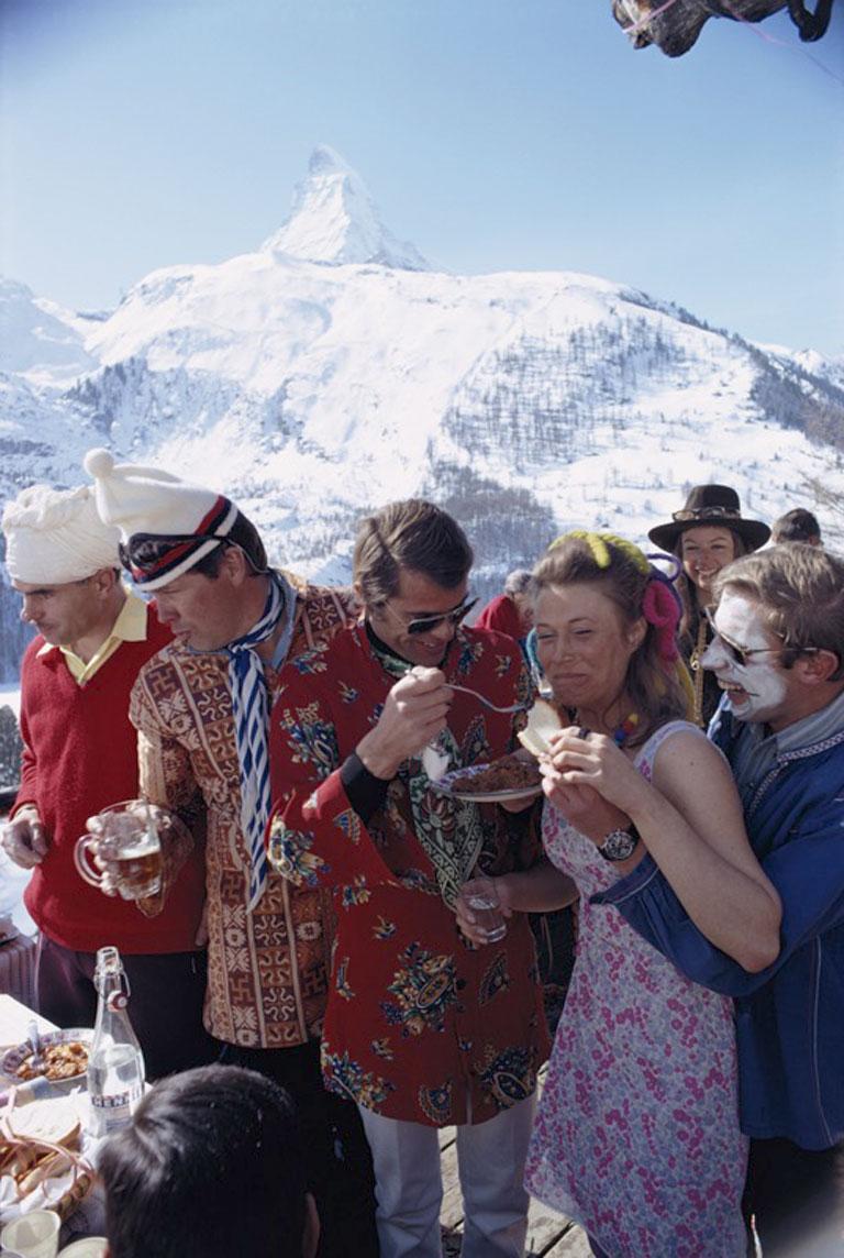 Apris Ski, 1968
Chromogener Lambda-Druck
Nachlassauflage von 150 Stück

Après-Ski und Cocktails im Freien in Zermatt, Schweiz, März 1968. 

Nachlassgestempelte und handnummerierte Auflage von 150 Stück mit Echtheitszertifikat des Nachlasses. 

Slim