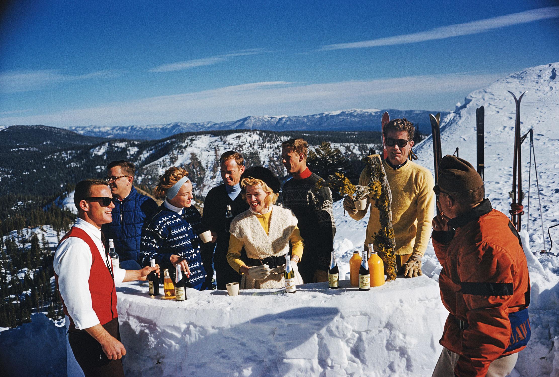 Schlanke Aarons
Apres Ski
1961 (später gedruckt)
C Druck 
Nachlassgestempelte und nummerierte Auflage von 150 Stück 
mit Echtheitszertifikat

Eine Gruppe von Skifahrern trifft sich zu einem Drink an der Bar auf dem Gipfel des KT-22, Squaw Valley,