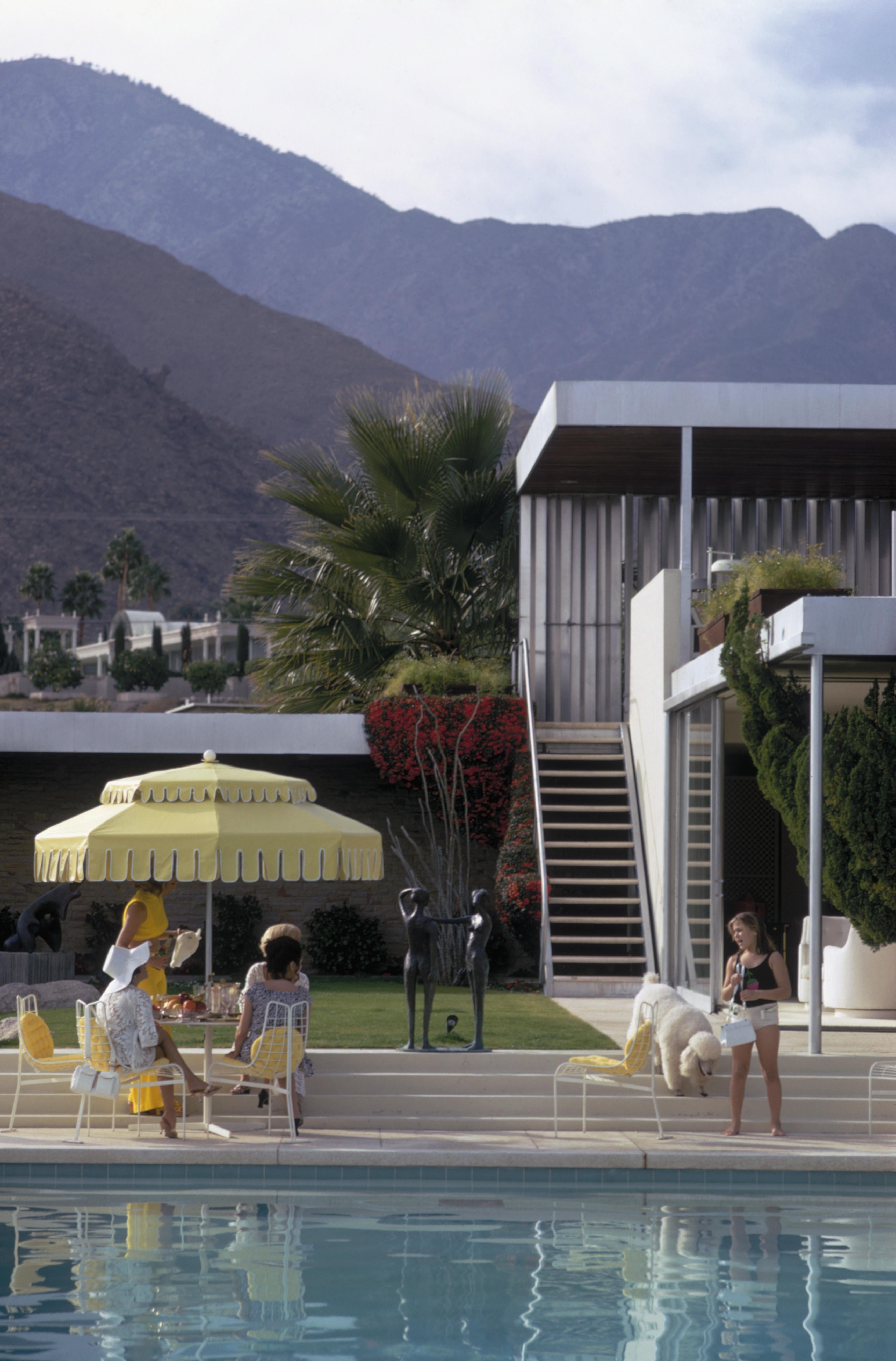Janvier 1970 : Des invités au bord de la piscine de la maison dans le désert de Nelda Linsk à Palm Springs, janvier 1970. La Kaufmann Desert House à Palm Springs, en Californie, conçue par Richard Neutra en 1946 pour l'homme d'affaires Edgar J.