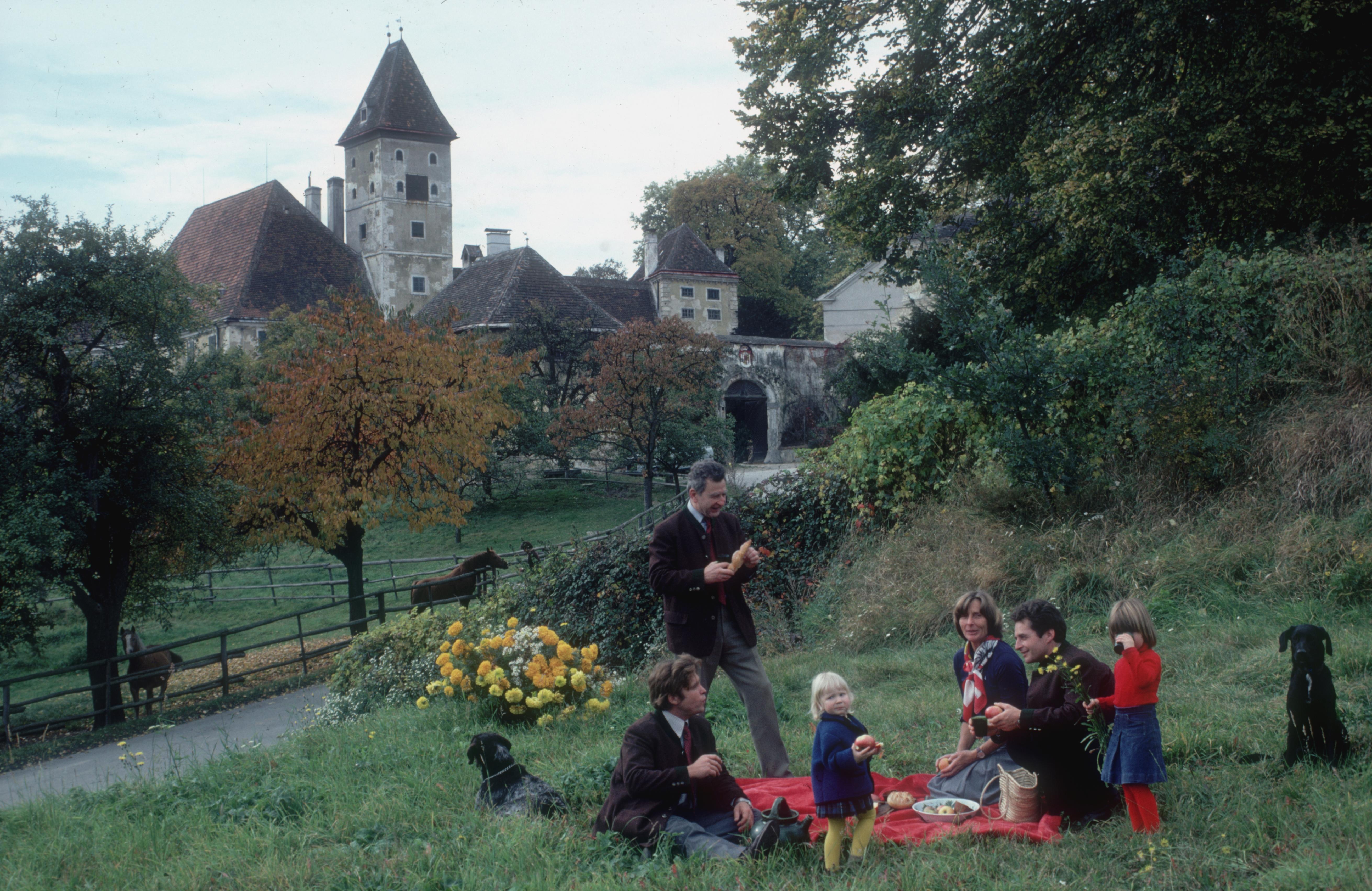Pique-nique à Auersperg" 1979 Slim Aarons Impression à tirage limité 
1979, le prince Franz von Auersperg et sa famille pique-niquent devant le château familial, Salzbourg, Autriche. 

Format du papier 30 x 40 pouces / 76 x 101 cm 
Imprimé en 2022 -