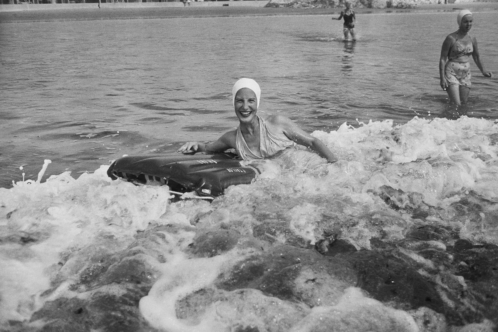 Slim Aarons 'Bailey's Beach, Newport' (plage de Bailey's, Newport)