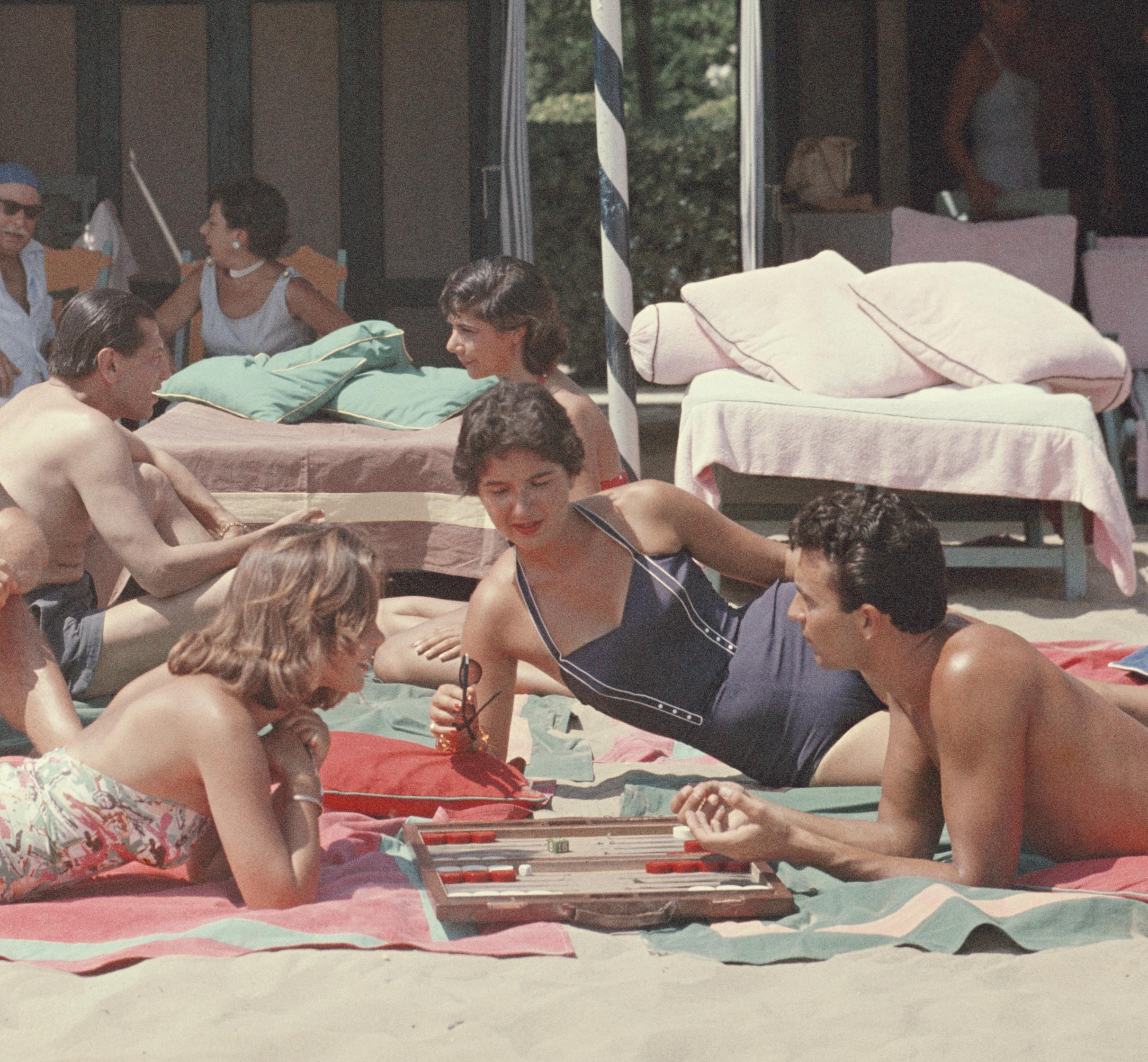 Slim Aarons „Beach Backgammon“ Moderne Fotografie der Mitte des Jahrhunderts im Angebot 2