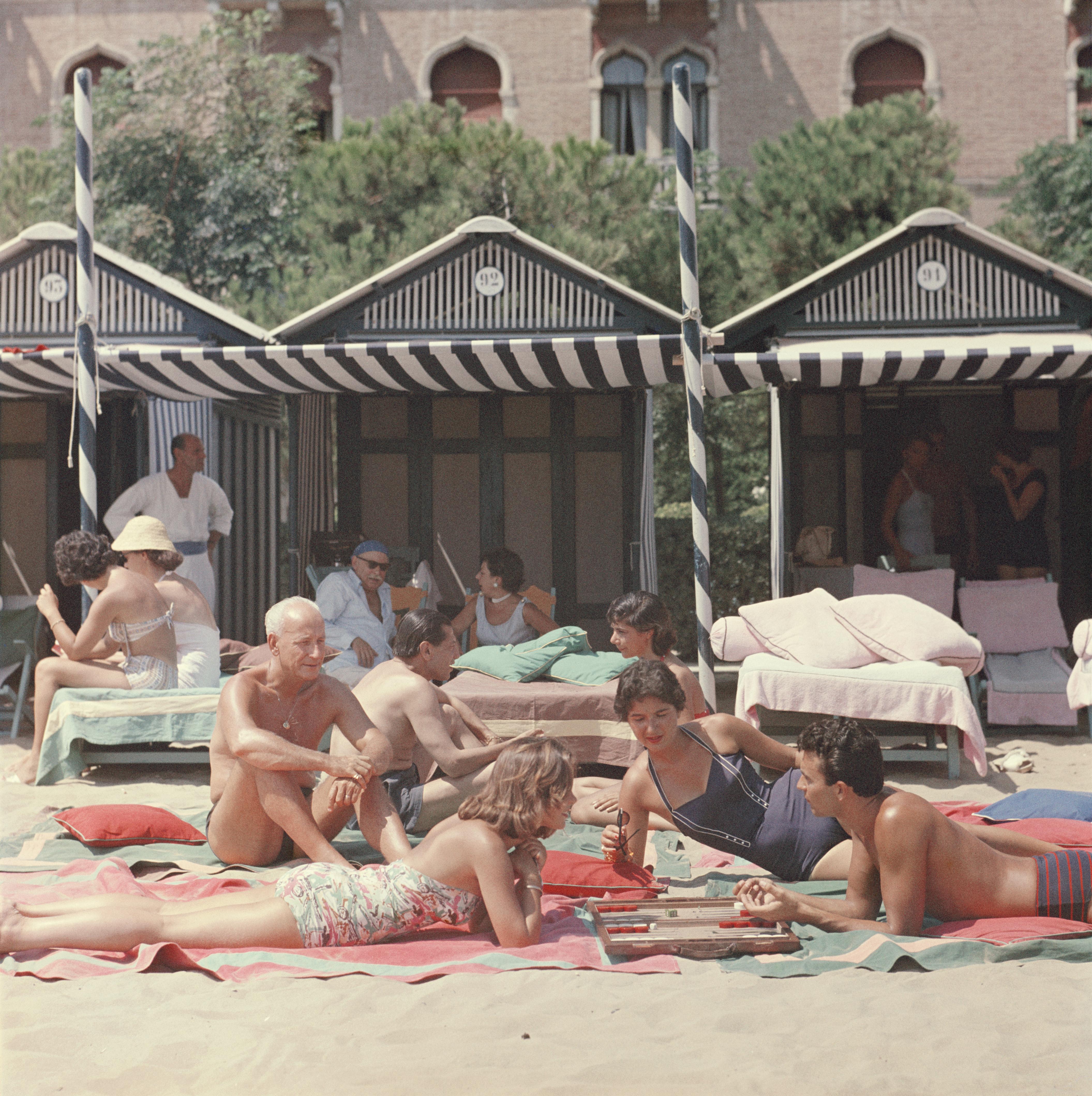 Strand Backgammon
1957
C Druck 
Nachlassgestempelte und handnummerierte Auflage von 150 Stück mit Echtheitszertifikat des Nachlasses.   

CAPTION: Backgammon am Strand des Hotels Excelsior auf dem Lido von Venedig, Italien, 1957.

Slim Aarons, ein