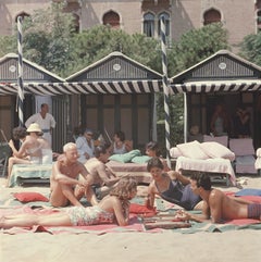 Photographie moderne du milieu du siècle dernier "Beach Backgammon" de Slim Aarons