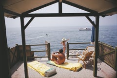 Slim Aarons 'Beach Hut In Antibes' (cabane de plage à Antibes)