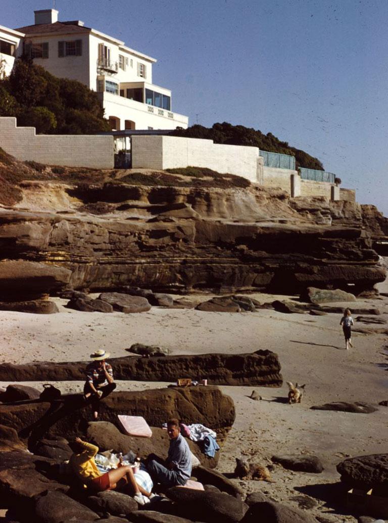 Backgammon am Pool, 1975
Chromogener Lambda-Druck
Nachlassauflage von 150 Stück

Der Verleger des West Coast Magazine, Jack Vietor, picknickt auf den Felsen unterhalb seines Hauses in Südkalifornien. Eine wunderbare Zeit - Slim