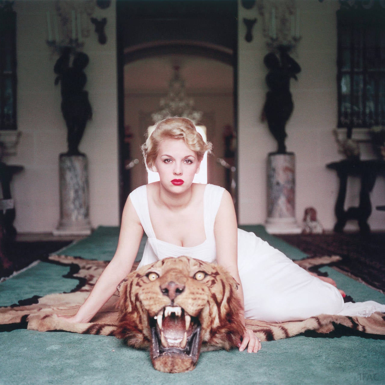 Lady Daphne Cameron (Mme George Cameron) sur un tapis en peau de tigre dans la salle des trophées de la maison de la mondaine Laddie Sanford à Palm Beach, en Floride.

Édition de 150 exemplaires numérotés à la main et estampillés par la succession,