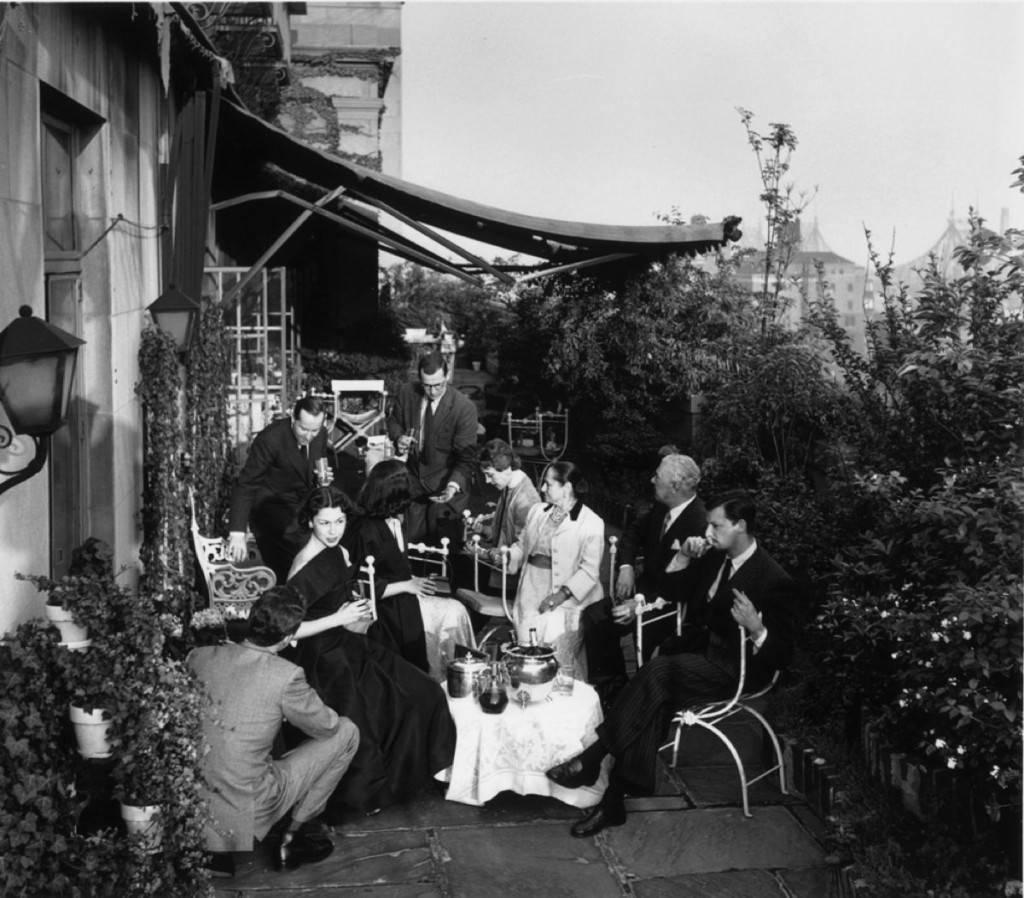 Slim Aarons
Reine de beauté, 1950
Tirage à la gélatine argentique

La reine des cosmétiques Helena Rubinstein (1870 - 1965), troisième à partir de la droite, dans son appartement de Park Avenue, à New York, avec son mari, le prince Archil Gourielli