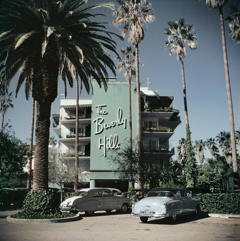 Beverly Hills Hotel

Vor dem Beverly Hills Hotel am Sunset Boulevard in Kalifornien geparkte Autos, 1957.

Papierformat 20 x 20 Zoll / 76 x 76 cm 
 
Nachlassgestempelte Collection'S Ausgabe bis 150 

Foto: Slim Aarons

Gedruckt im Jahr