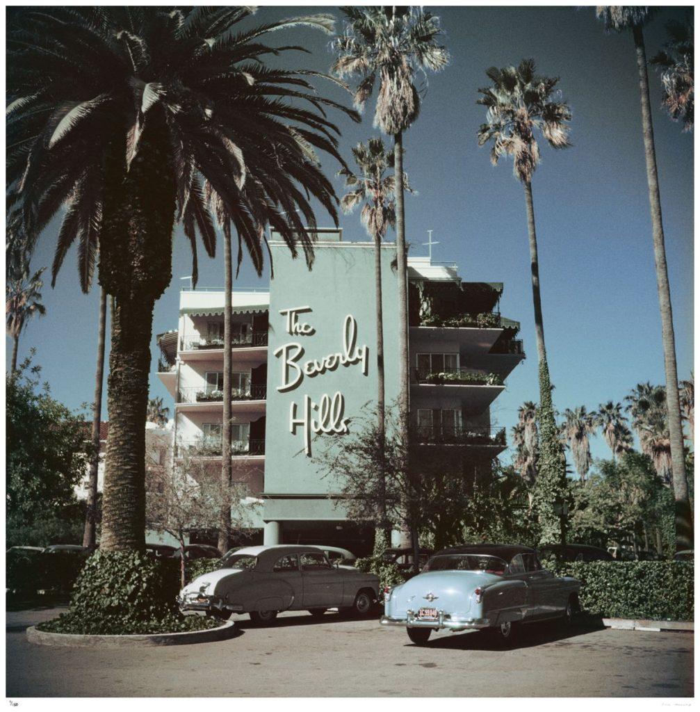 Beverly Hills Hotel (1957)
Slim Aarons Limitierte Auflage Estate Print 
Vor dem Beverly Hills Hotel am Sunset Boulevard in Kalifornien geparkte Autos, 1957.
(Foto: Slim Aarons)

Slim Aarons Chromogenic C Druck 
Gedruckt 2024 
Slim Aarons Estate