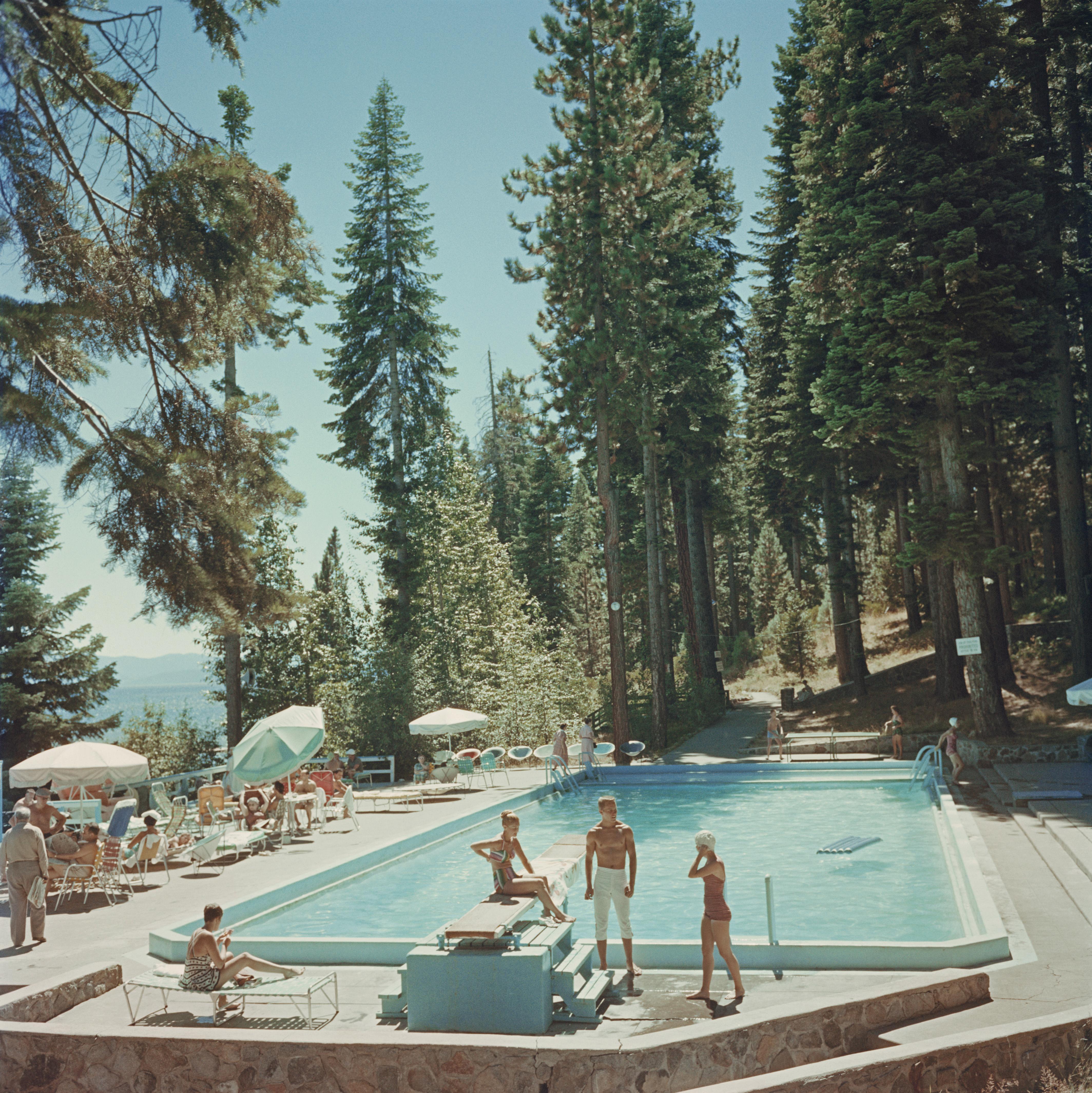Slim Aarons
Bellezze bionde, 1966  (stampato in seguito)
Stampa a pigmenti d'archivio
Edizione stampata e numerata di 150 esemplari 
con certificato di autenticità

Bagnanti in piscina alla Tahoe Tavern sulle rive del lago Tahoe, California,