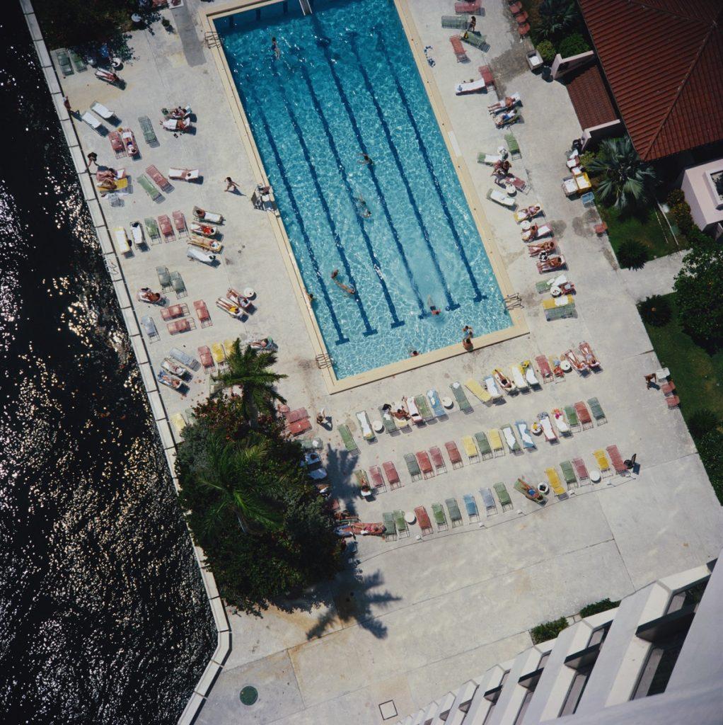 Slim Aarons - Boca Raton - Nachlass gestempelt

 Ein Schwimmbad in Boca Raton, Florida, USA, um 1978. (Foto: Slim Aarons)

Dieses Foto verkörpert den Reisestil und den Glamour der Reichen und Berühmten dieser Zeit, der von Aarons wunderbar
