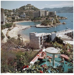 Tirage non encadré en édition limitée de « Caleta Beach » de Slim Aarons, portant le cachet de la succession