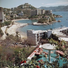 Tirage non encadré en édition limitée de « Caleta Beach » de Slim Aarons, portant le cachet de la succession