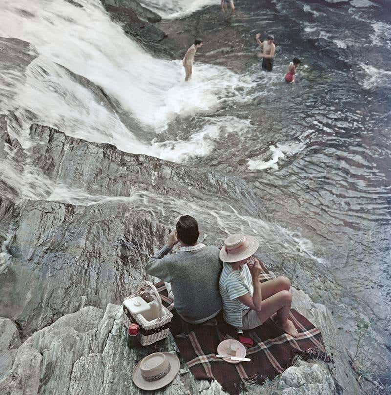 Campbell Falls, Massachusetts, 1959
Impresión lambda cromogénica
Edición patrimonial de 150

Una familia disfruta de un picnic en Campbell Falls, Massachusetts, 1959

Edición sellada y numerada a mano de 150 ejemplares con certificado de