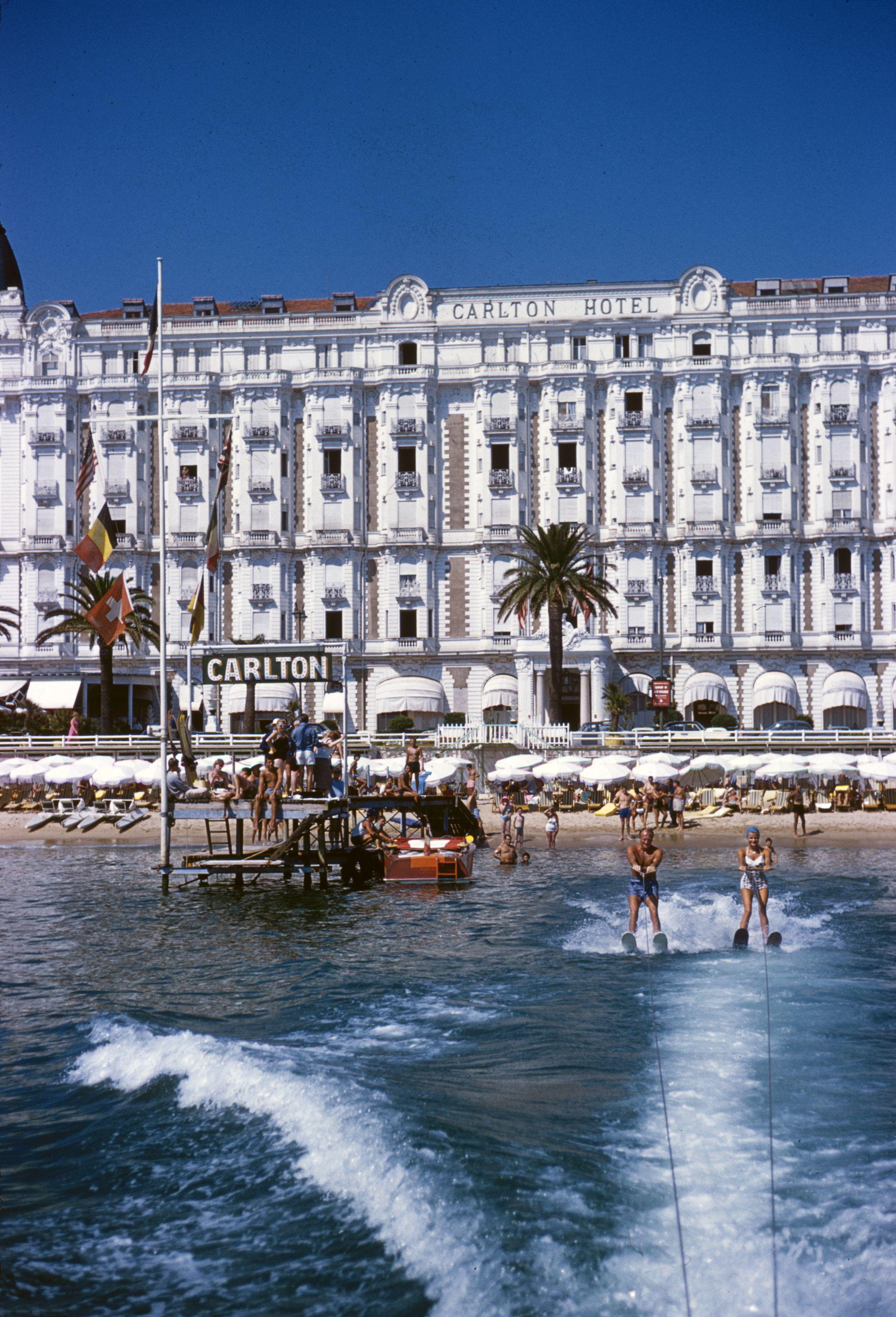 1958 : Des vacanciers font du ski nautique devant l'hôtel Carlton, à Cannes.

Cannes Sports
Hôtel Carlton, Cannes, France
Tirage chromogène Lambda
Imprimé plus tard
Slim Aarons Estate Edition
Expédition gratuite du revendeur à votre encadreur, dans