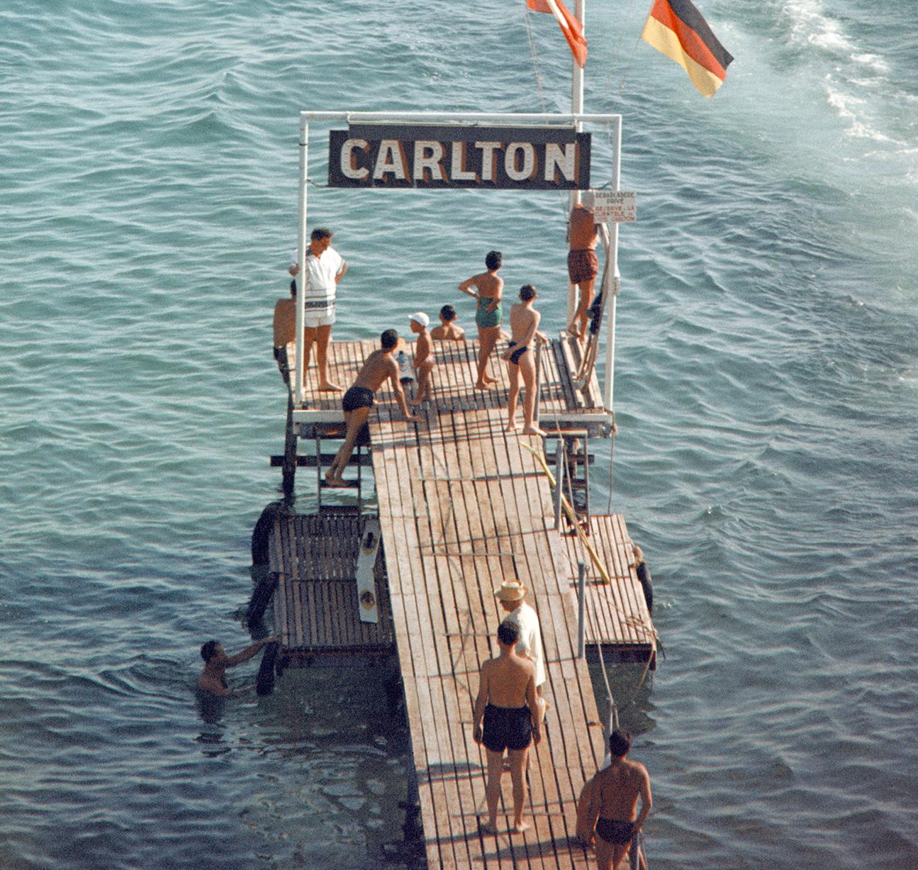 Slim Aarons 'Cannes Watersports at the Carlton' Fotografia moderna di metà secolo in vendita 1