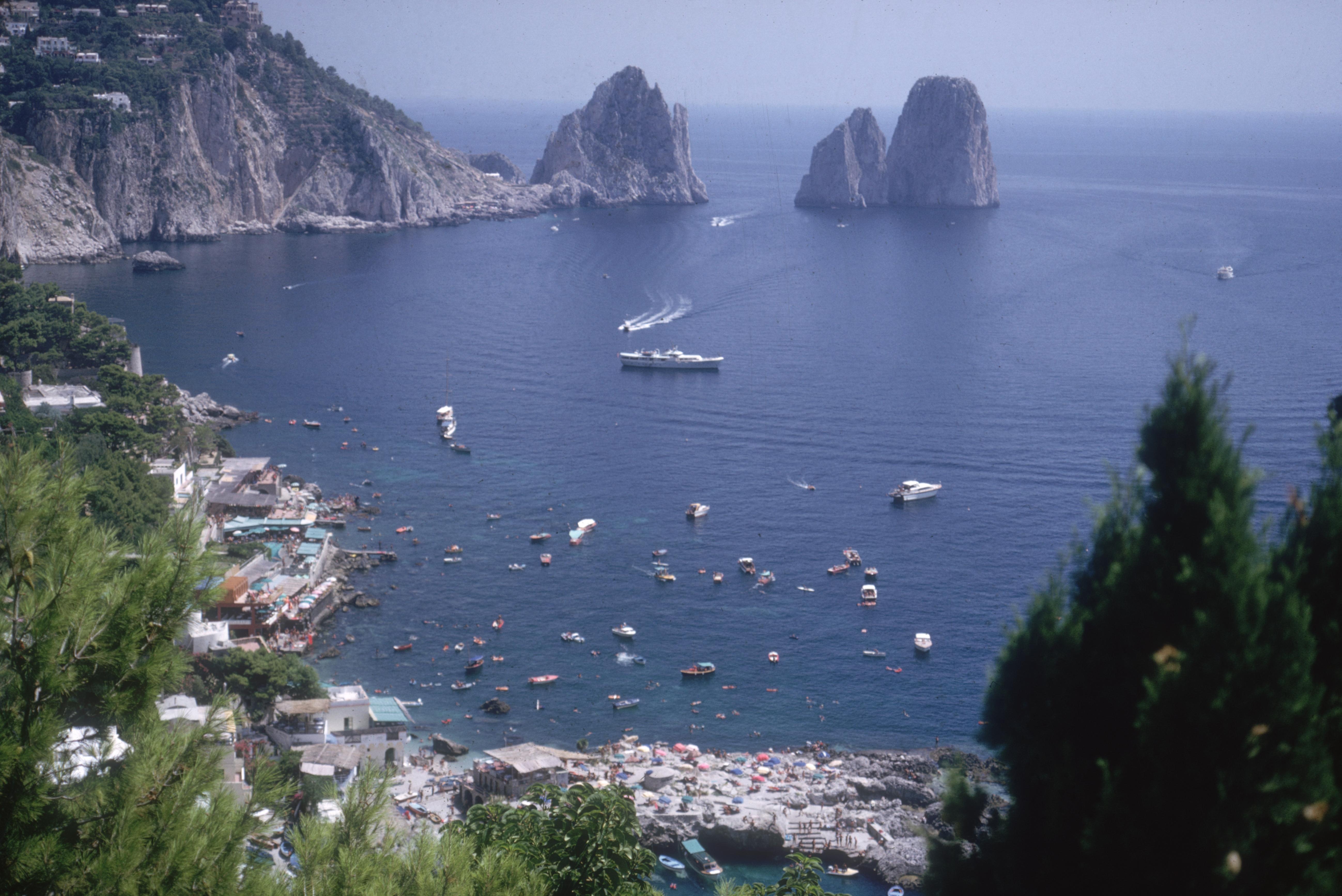 Baia di Capri
1958 (stampato successivamente)
Stampa C
Edizione stampata e numerata di 150 esemplari 
con certificato di autenticità

Didascalia: 1958: I Faraglioni sull'isola di Capri.
Slim Aarons, acclamato fotografo d'arte, è sinonimo di immagini