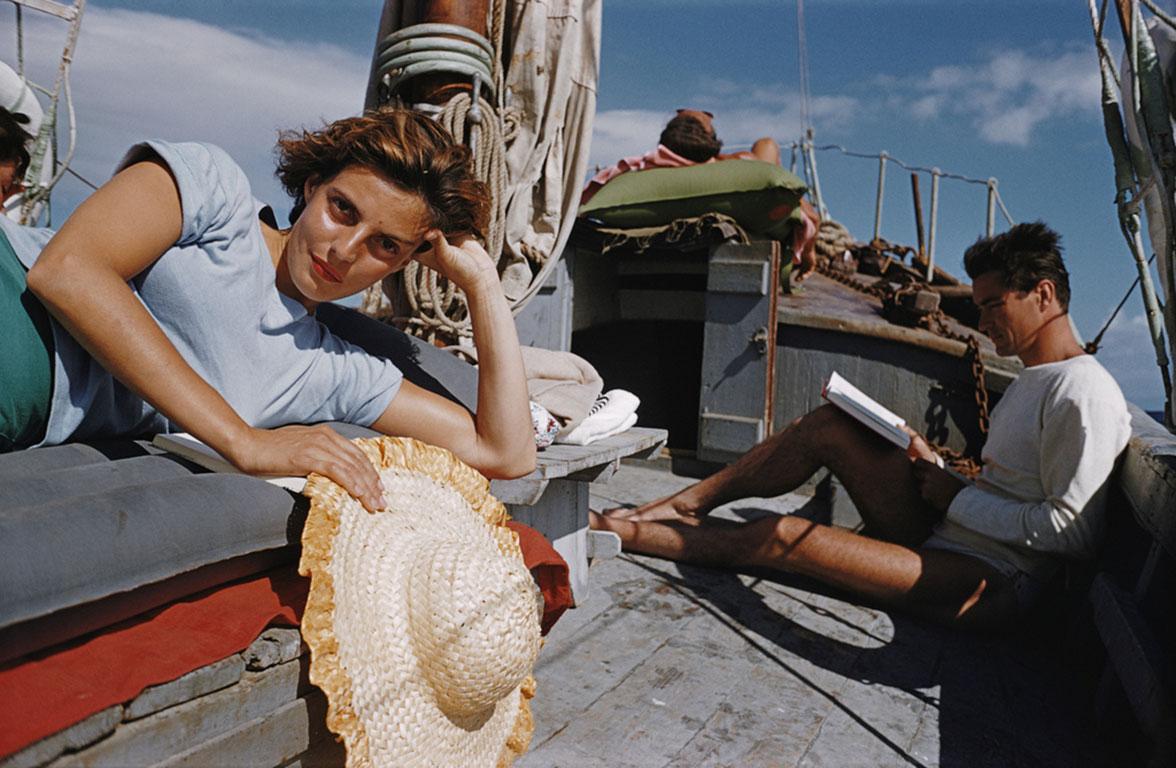 La princesa Laudomia Hercolani (de azul) y sus amigos disfrutan de una siesta en cubierta mientras navegan cerca de Capri, julio de 1958. 

Slim Aarons
Crucero por Capri, 1958
Impresión lambda cromogénica
Edición sellada y numerada a mano de 150