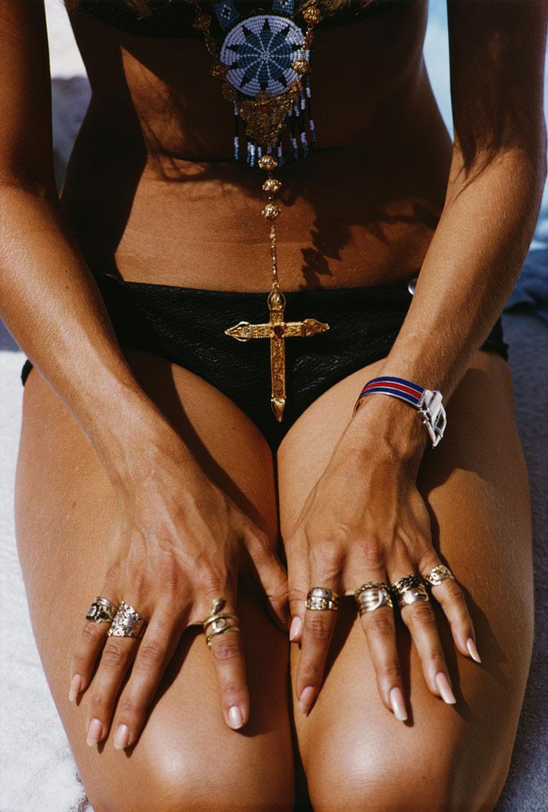 Capri Tan, 1968
Chromogener Lambda-Druck
Nachlassauflage von 150 Stück

1968, Eine kniende Sonnenanbeterin zeigt ihre Ringe und ihren Anhänger an einem Strand in Capri, Italien.

Nachlassgestempelte und handnummerierte Auflage von 150 Stück mit