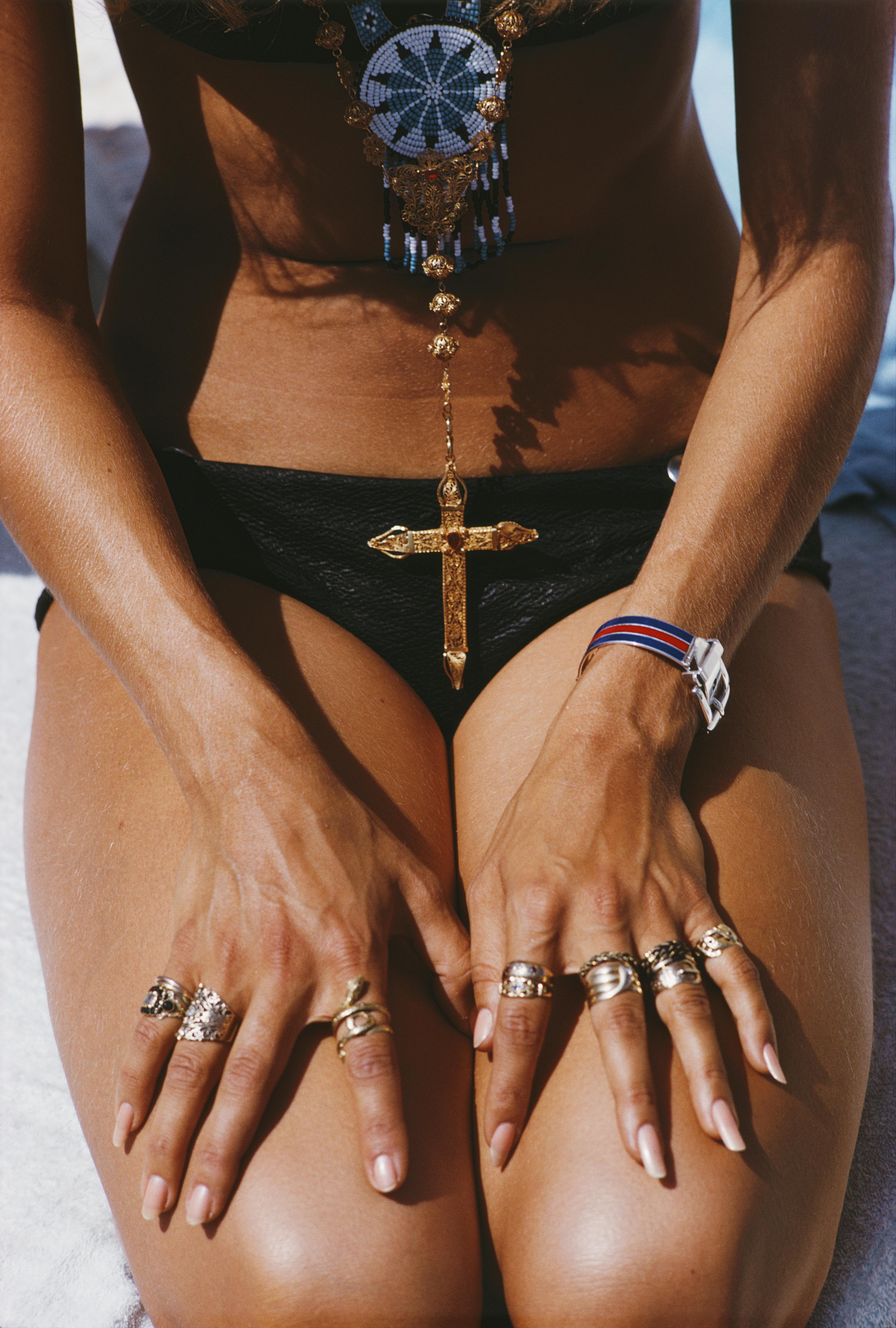 1968, Eine kniende Sonnenanbeterin zeigt ihre Ringe und ihren Anhänger an einem Strand in Capri, Italien.

Schlanke Aarons
Capri-Braun
Hotel Punta Tragara, Capri, Italien
Chromogener Lambda-Druck
Später gedruckt
Slim Aarons Estate