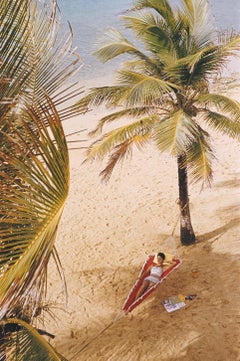 Slim Aarons, 'Caribe Hilton Beach' Fotografía moderna de mediados de siglo