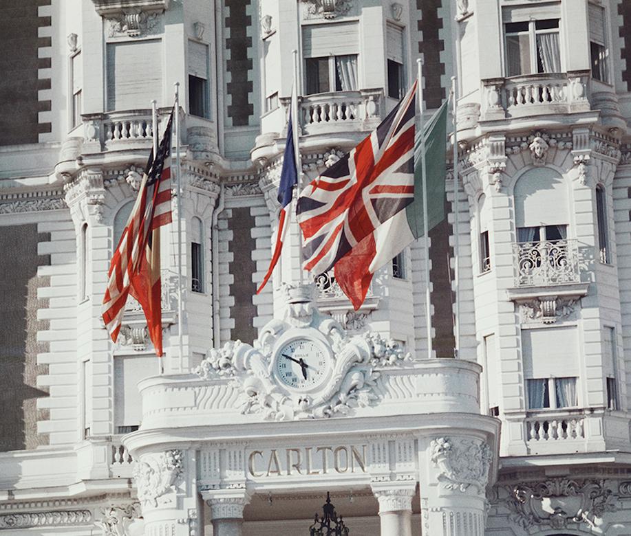 Slim Aarons Carlton Hotel Limited Estate Print en vente 1